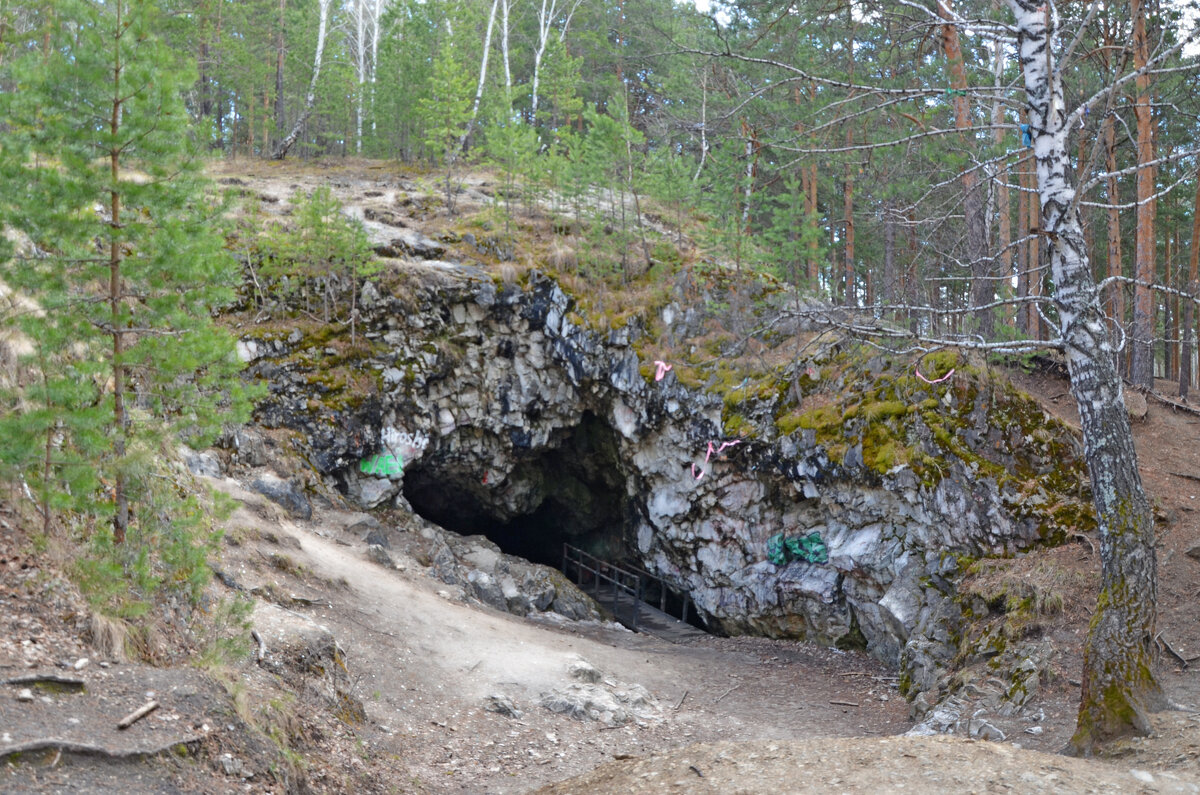 Пещера у подножия горы - Сергей М 