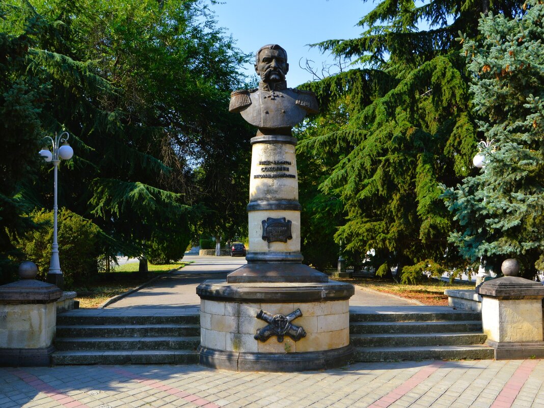 Феодосия. Памятник Николаю Михайловичу Соковнину. - Пётр Чернега Феодосия. Памятник Николаю Михайловичу Соковнину. - Пётр Чернега