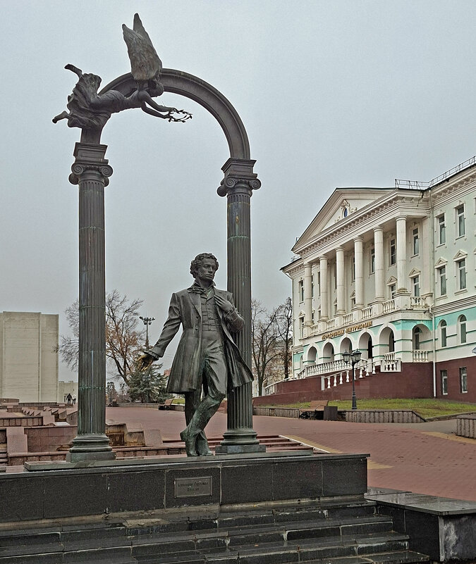 Памятник Пушкину на Фонтанном спуске в Саранске. - ИРЭН@ .