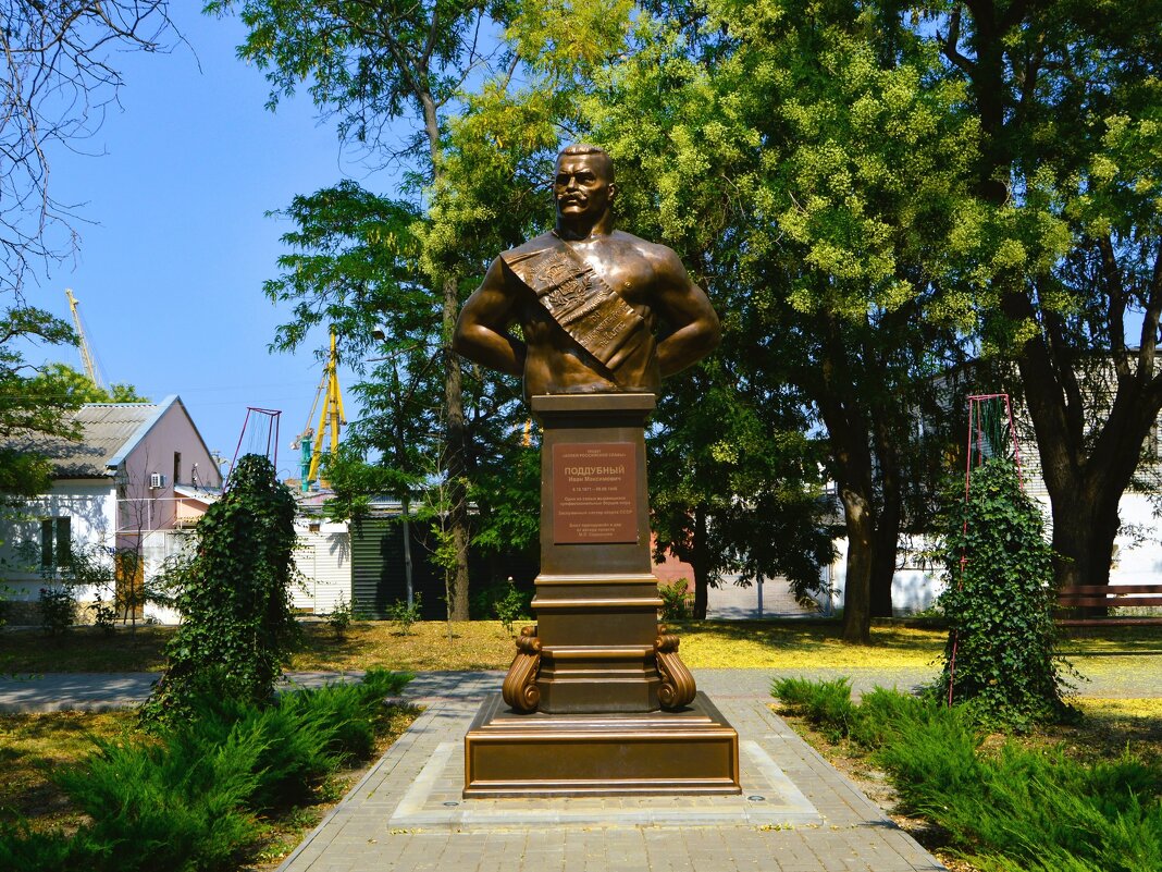 Феодосия. Памятник Ивану Максимовичу Поддубному. - Пётр Чернега
