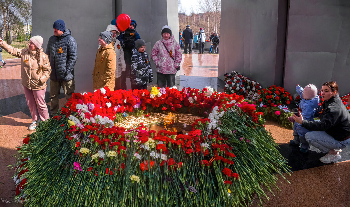 Возложение цветов к Вечному Огню. Ухта - Николай Зиновьев