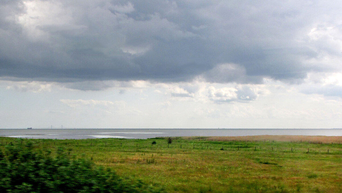 На берегу пролива Эресунн (Øresund) вблизи города Хеярп (Häljarp) - Александр Ильчевский 