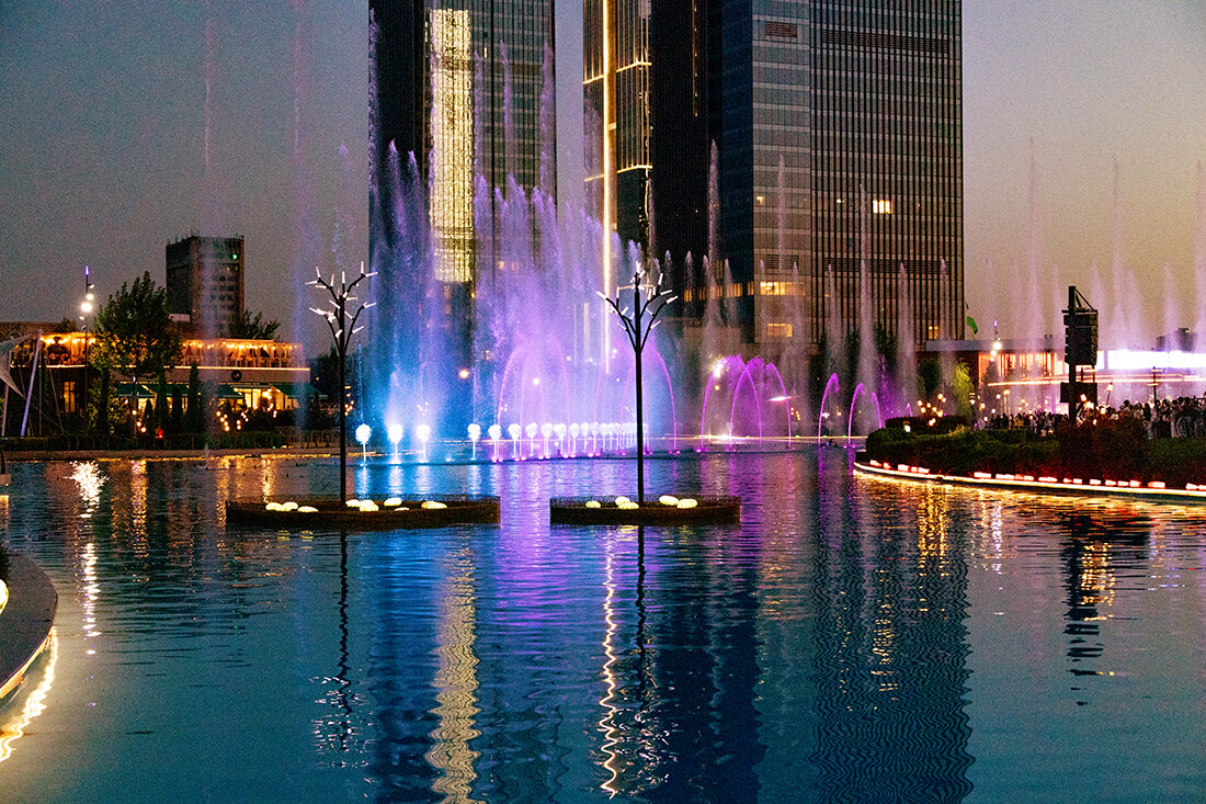 Вечер в Ташкенте. Фонтан в парке Tashkent City. - Алексей Окунеев
