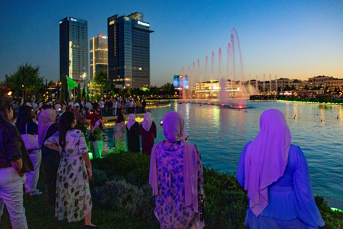 Вечер в Ташкенте. Фонтан в парке Tashkent City. - Алексей Окунеев