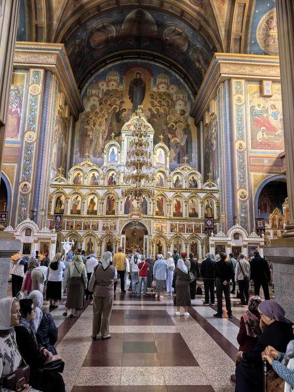 В храме - Виктор 