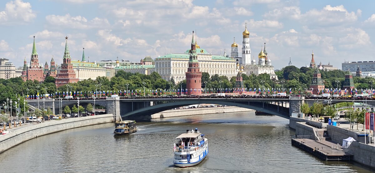Вид на Кремль с Патриаршего моста - <<< Наташа >>> Вид на Кремль с Патриаршего моста - <<< Наташа >>>