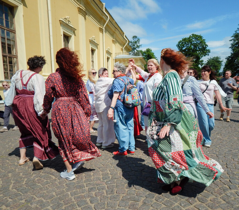 Хоровод на Соборной  площади Петропавловской крепости - Магомед .