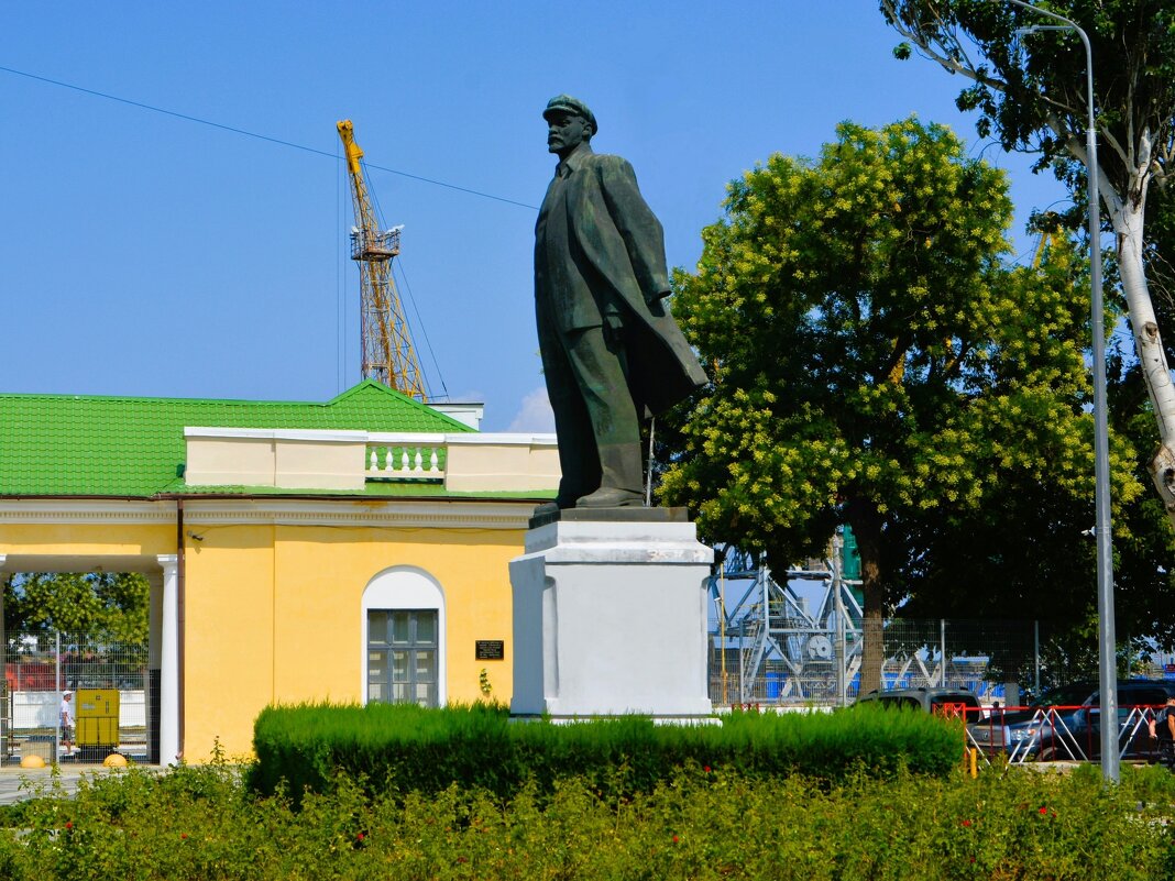 Феодосия. Памятник Владимиру Ильичу Ленину. - Пётр Чернега Феодосия. Памятник Владимиру Ильичу Ленину. - Пётр Чернега