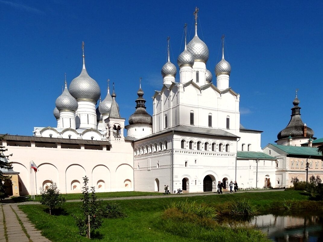 Ростовский кремль. Надвратная церковь" Воскресения". Видны купола Успенского собора. - Наталья *** Ростовский кремль. Надвратная церковь" Воскресения". Видны купола Успенского собора. - Наталья ***