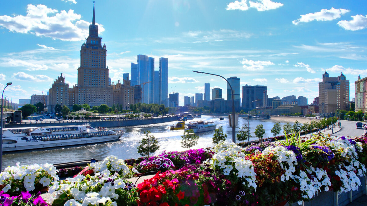 Москва Сити на фоне - Георгий А