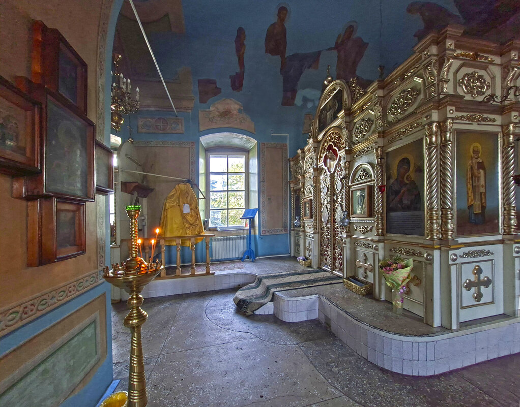 В церкви Пресвятой Троицы - ИРЭН@ . В церкви Пресвятой Троицы - ИРЭН@ .