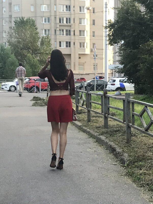 "Девушка по городу шагает..." - zavitok *