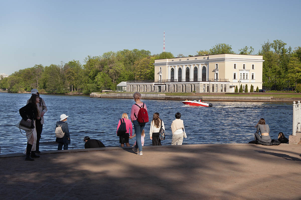 Парковые зарисовки. На берегу средней Невки. :: Лилия *