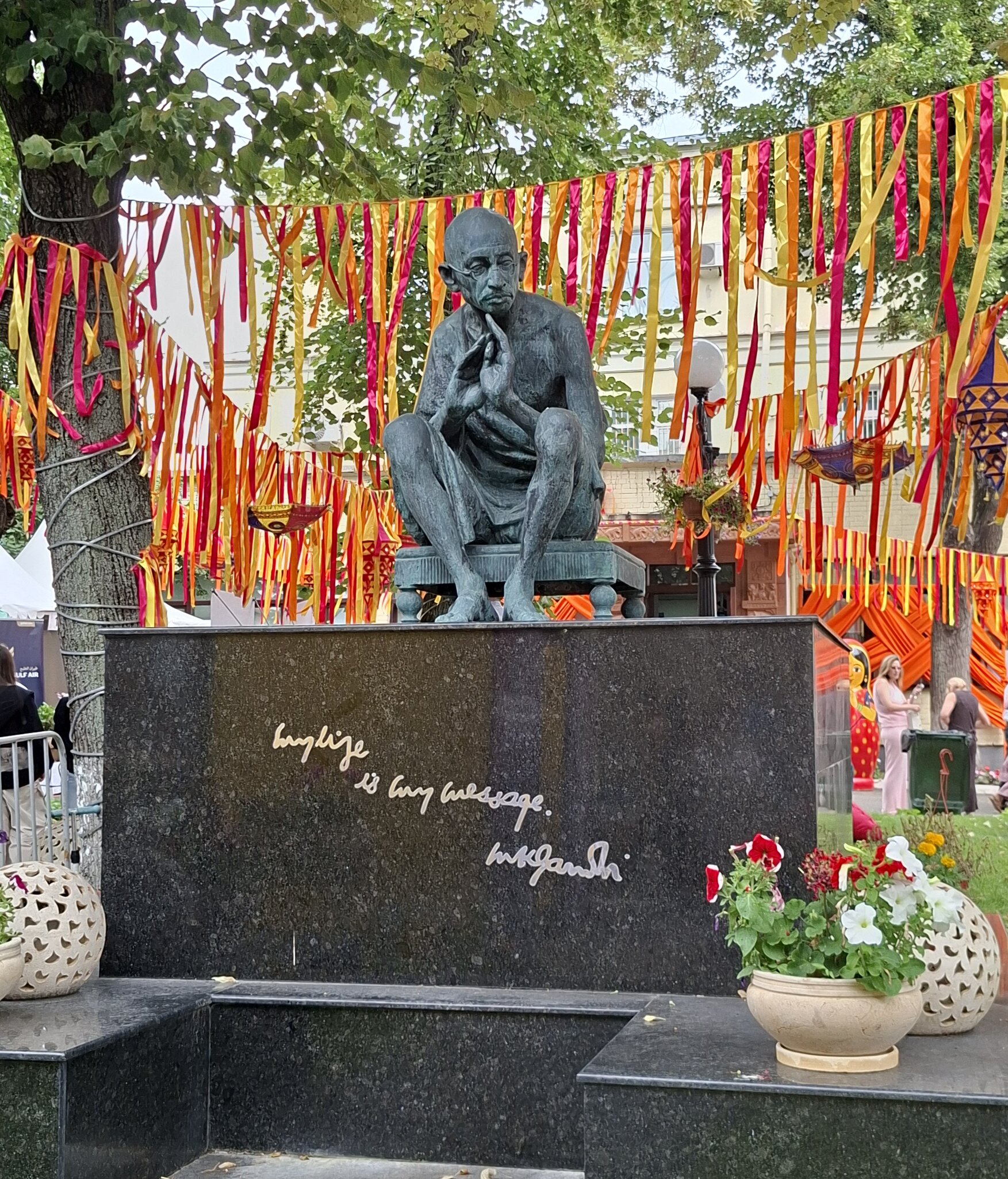 Скульптура Махатмы Ганди в посольстве Индии в Москве. :: ИРЭН@ . Скульптура Махатмы Ганди в посольстве Индии в Москве. :: ИРЭН@ .