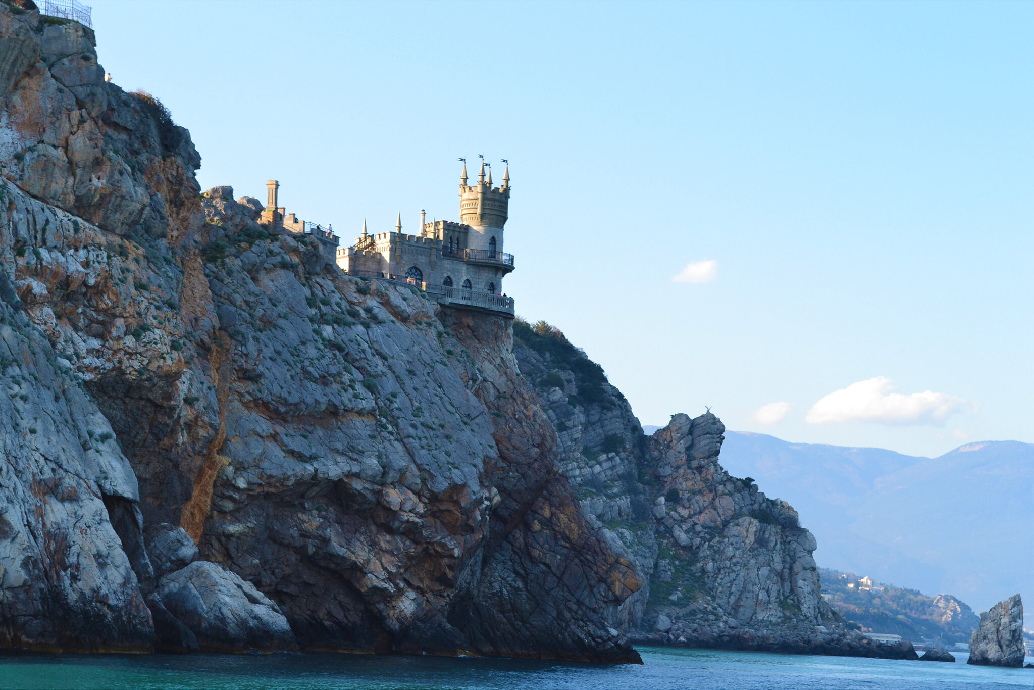 Вид на Ласточкино гнездо с моря :: Ольга Вид на Ласточкино гнездо с моря :: Ольга