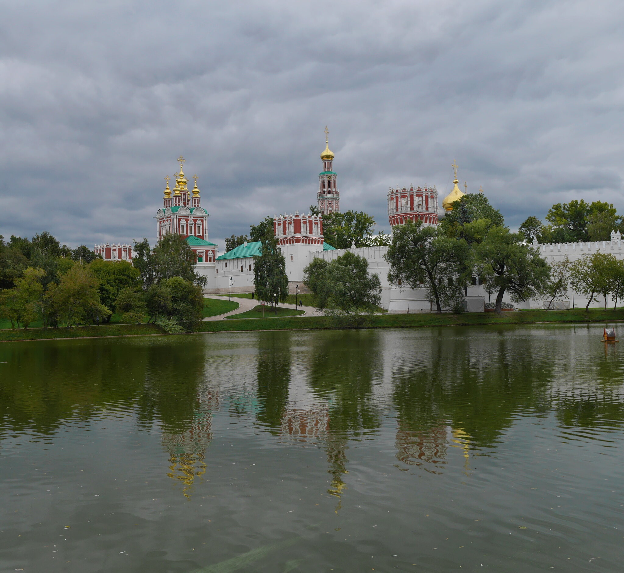 Осень. Новодевичий монастырь :: Наталья Rosenwasser Осень. Новодевичий монастырь :: Наталья Rosenwasser