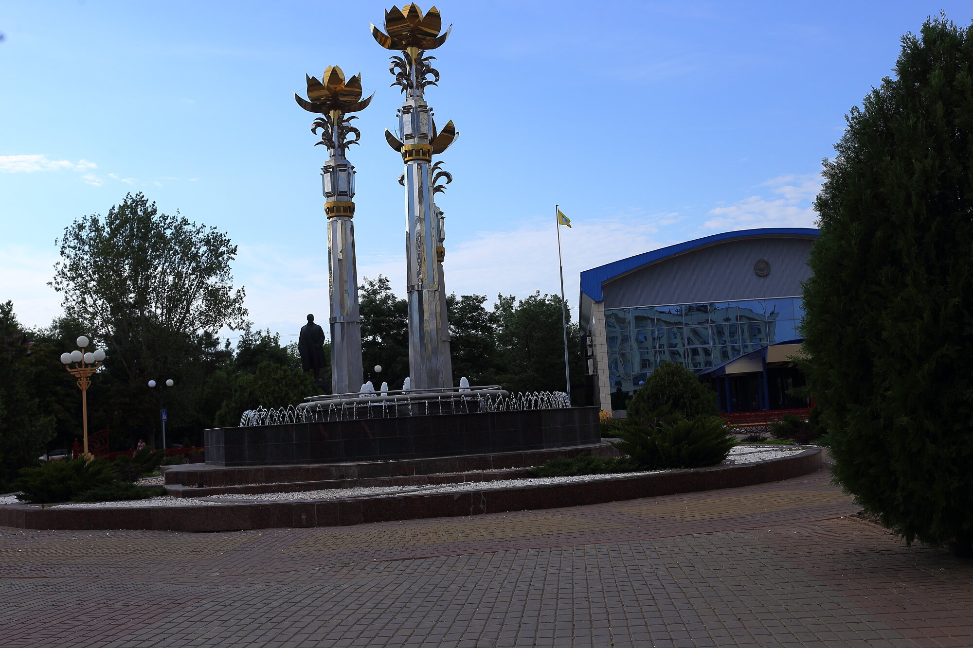 Ленин в центре города :: Юрий Гайворонскiий Ленин в центре города :: Юрий Гайворонскiий