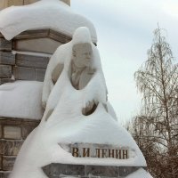 Ильич в снежной шубке. :: Николай Рубцов