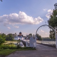 Подъехал к Свято-Введенской островной пустыни :: Сергей Цветков