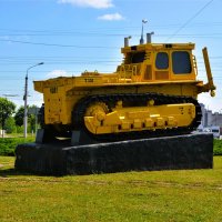 Чебоксары. Памятник первому серийному трактору Т - 330. :: Пётр Чернега