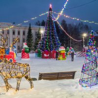 Ухта. Елочка и снежный городок на Первомайской площади города :: Николай Зиновьев