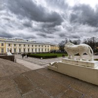 На ступенях Михайловского дворца :: Евгений 