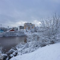 Снежные берега реки :: Александр Синдерёв