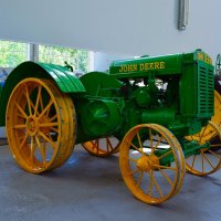 Чебоксары. Колёсный трактор John Deere D. :: Пётр Чернега