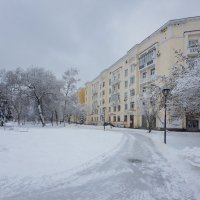 Дом в городском районе :: Александр Синдерёв