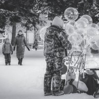 Продавец радости (чб) :: Сергей Царёв