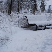 Скамейка для отдыха в снегу :: Александр Синдерёв