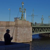 Рыбак на Неве :: Сергей Швечков