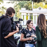Неутомимые папарацци интервьюируют фотохудожницу Аннушку :: Коля Лукашов