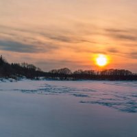 Мартовский закат над замерзшей рекой Ухта. Республика Коми :: Николай Зиновьев