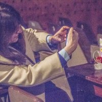 Фотохудожница Иринушка снимает натюрморт :: Коля Лукашов