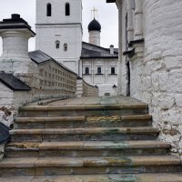 монастырское крыльцо :: Валерий Пославский