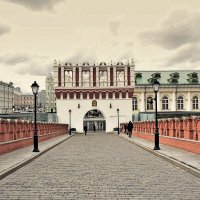 Вид на Кутафью башню с Троицкого моста. :: Татьяна Помогалова Вид на Кутафью башню с Троицкого моста. :: Татьяна Помогалова