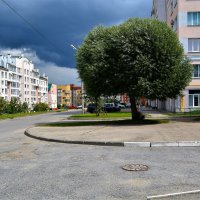 Чебоксары. На улице Юрьева перед летней грозой. :: Пётр Чернега