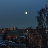 Утренняя луна. :: Петр Беляков