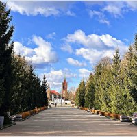 Парк. Вид на Концертный зал филармонии. (Кирха Святого Семейства). :: Валерия Комова