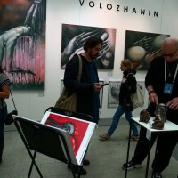 Люди на выставке :: Сергей Золотавин