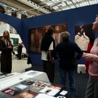 Люди на выставке :: Сергей Золотавин