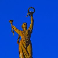 Скульптура на фронтоне здания Русского драматического театра им. А.В. Луначарского :: Giant Tao /