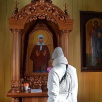 В часовне перед иконой Матронушки :: Татьяна Лютаева