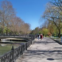 На набережной  Салгира :: Валентин Семчишин