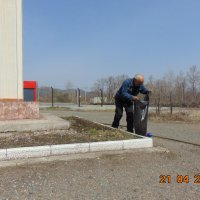 субботник у памятника шахтерам шахты "Центральная" :: Анатолий Кузьмич Корнилов