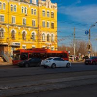 Троллейбус на остановке :: Александр Синдерёв