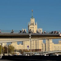 Самое популярное место в Зарядье - Парящий мост. :: Татьяна Помогалова