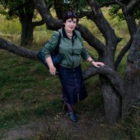 Под старой яблоней возле Свенского монастыря :: Евгений 
