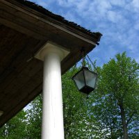 Тригорское, фонарь у входа в дом-музей :: Олег Зоркий Тригорское, фонарь у входа в дом-музей :: Олег Зоркий